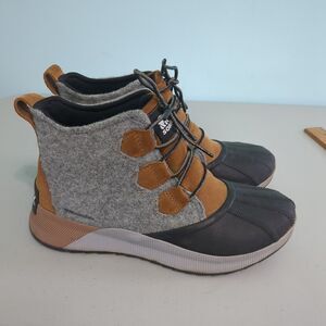 Sorel Black and Tan Lace Up Boots